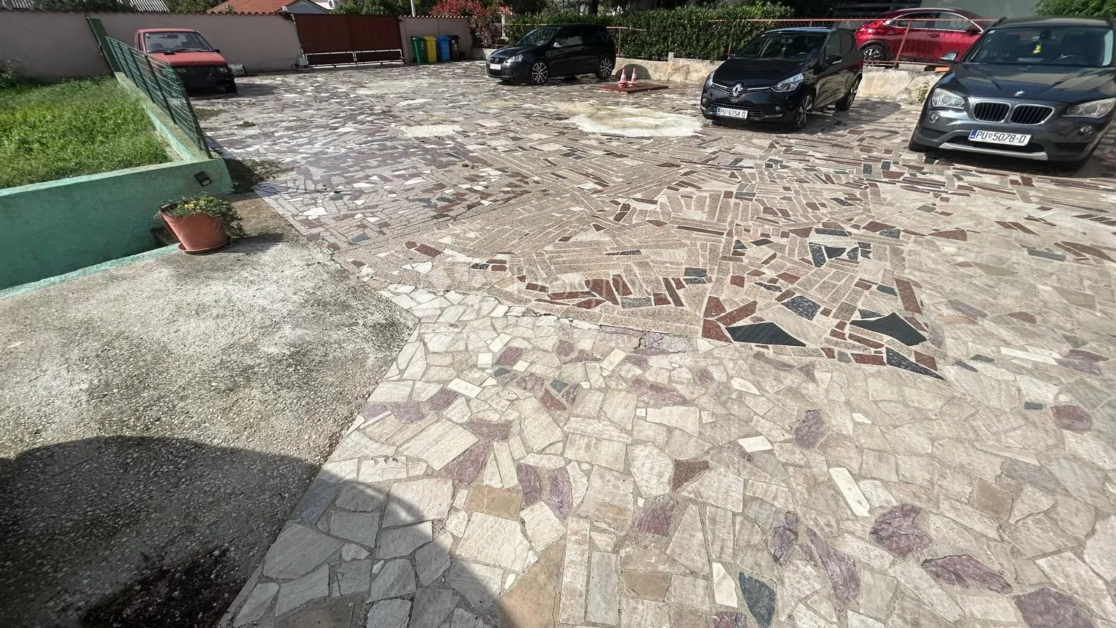 prilika!! veliko građevinsko zemljište s kućom - pula - slika 4