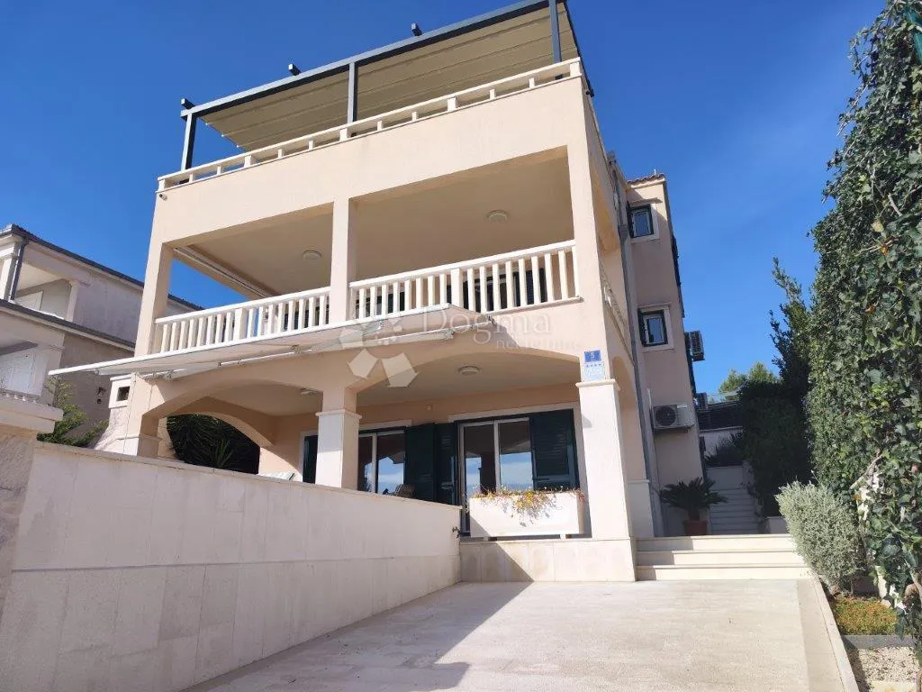 rogoznica- predivna villa na plaži - slika 8