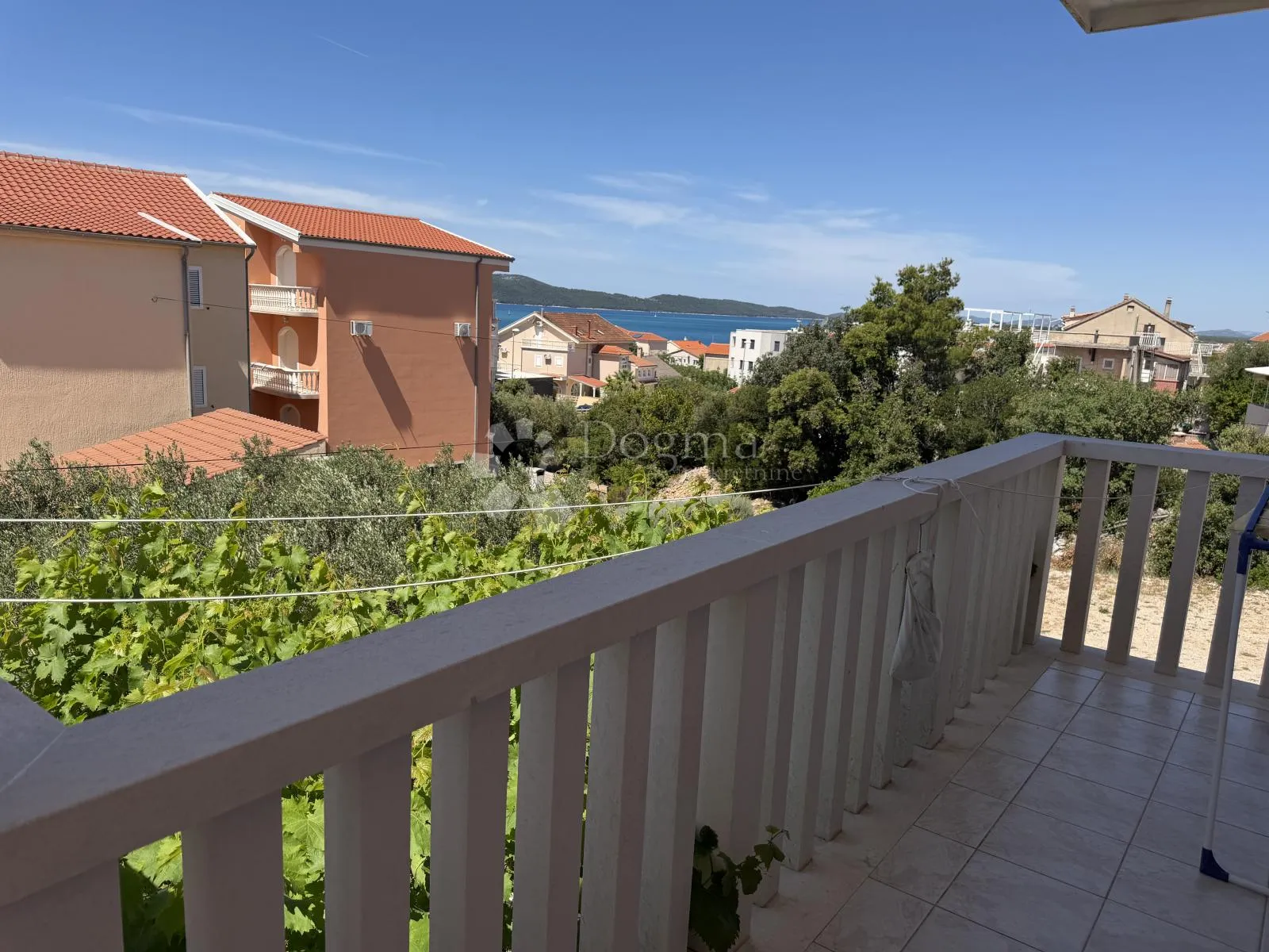 prilika u brodarici- kuća blizu mora, s 6 apartmana i 3-sobnim stanom!! - slika 36