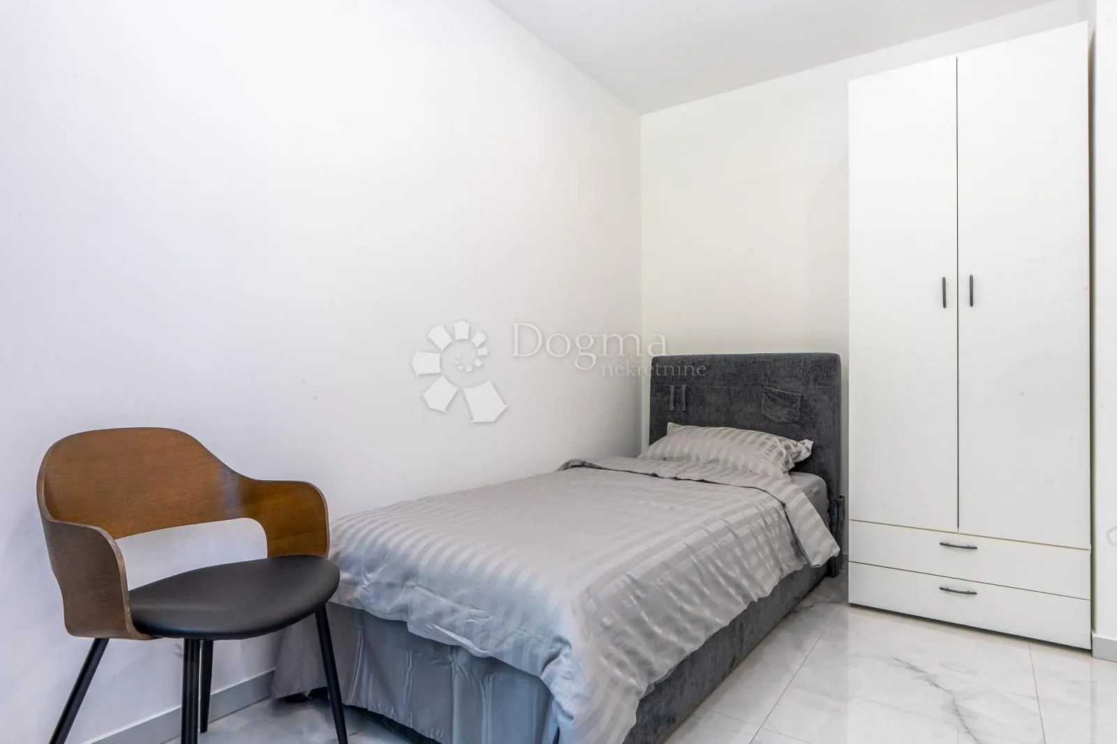 samostojeća moderna vila sa bazenom - slika 27