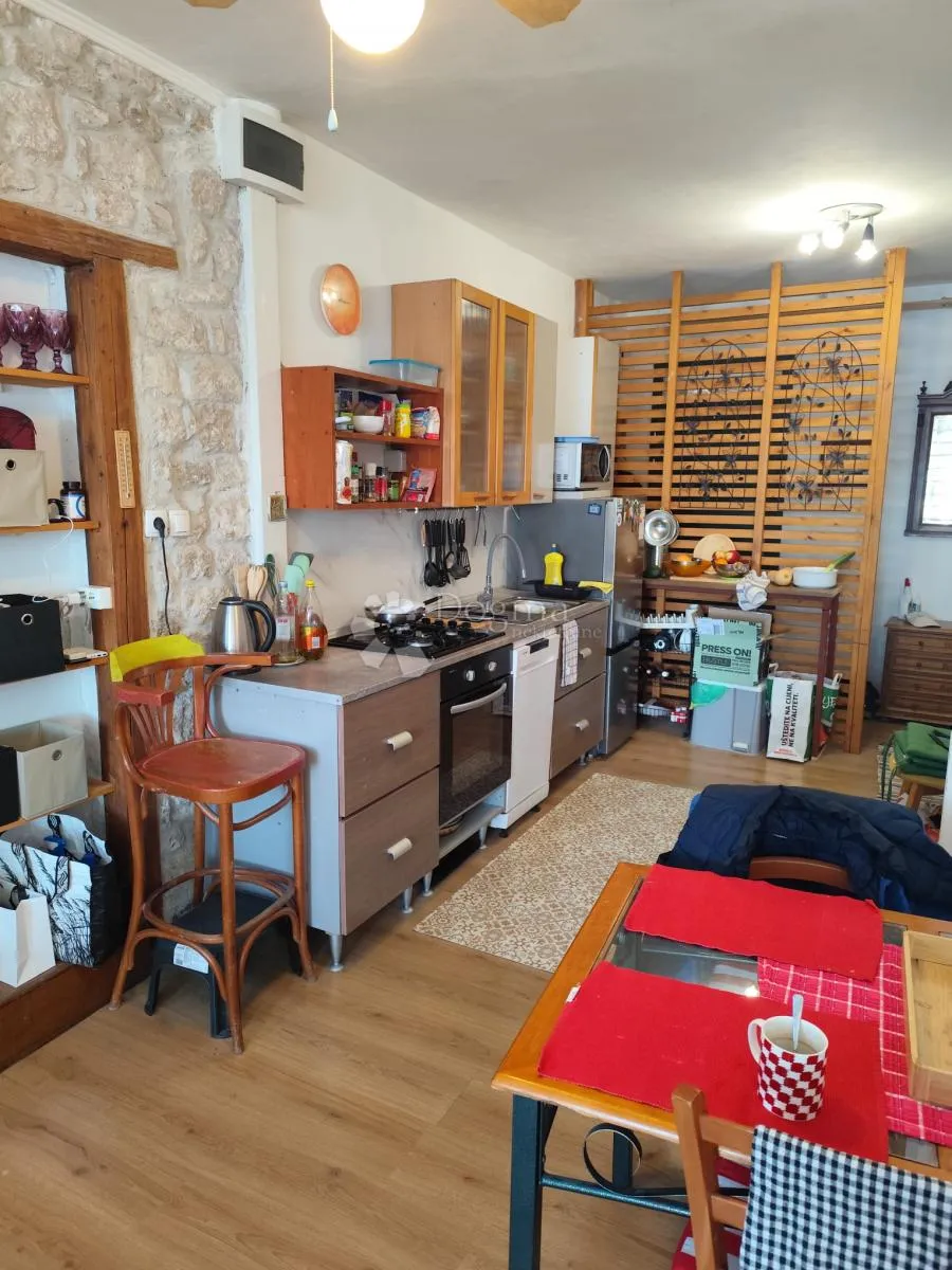 stan u kamenoj kući prvi red do mora - slika 2