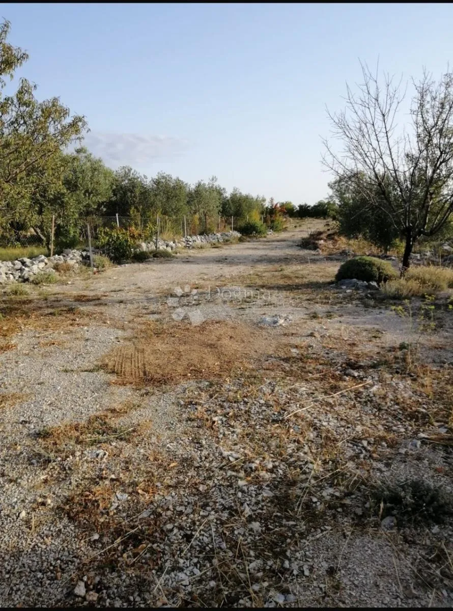 kuća s velikim građevinskim zemljištem – čista velika (vodice) - slika 4