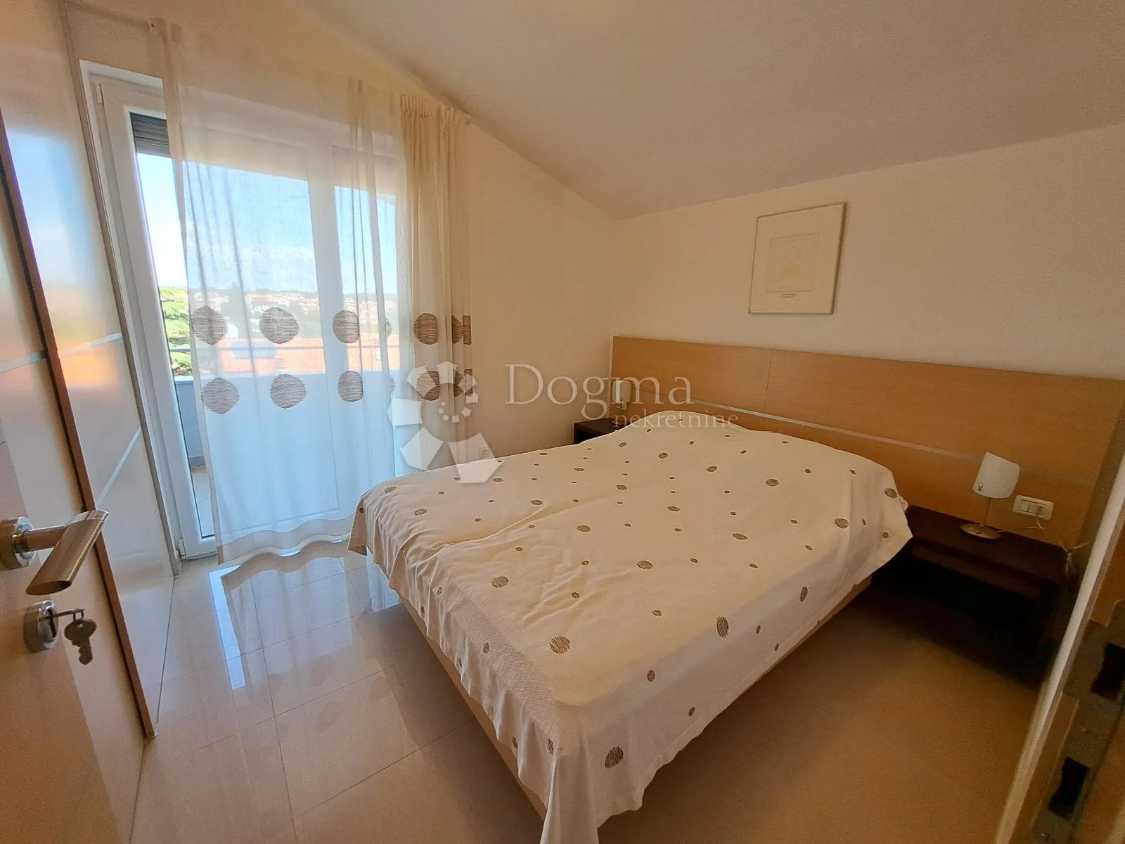 impresivan penthouse s pogledom na more, pješćana uvala - slika 17