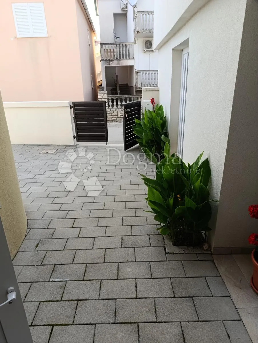 ljubač - kuća s pet stambenih jedinica - slika 26