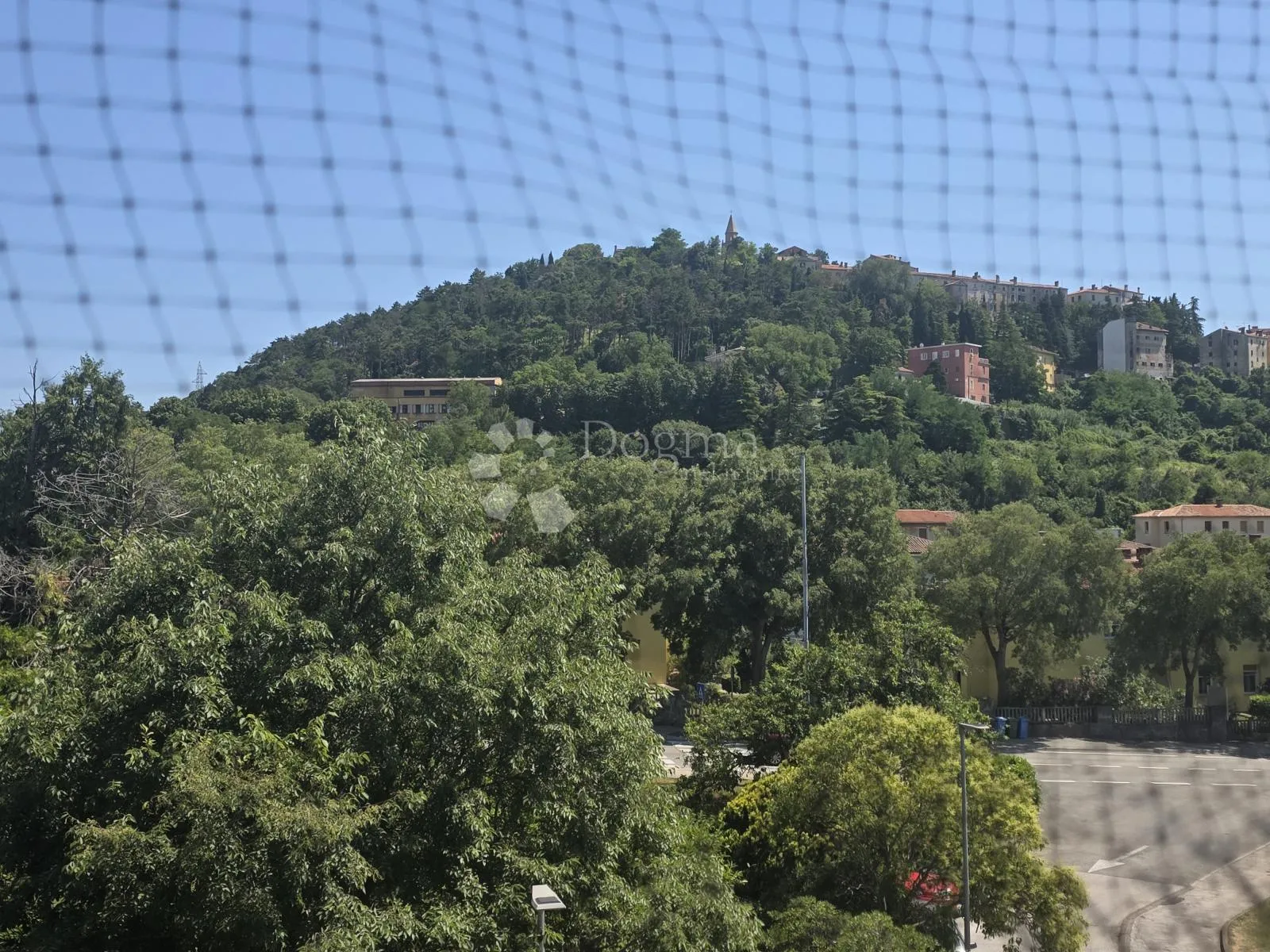 labin,stan u centru sa drvarnicom 6 m2 i spremištem 15m2od - slika 1