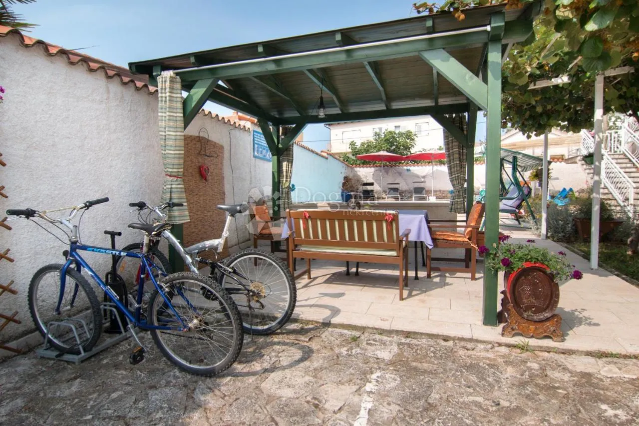kuća sa bazenom i 4 stambene jedinice - 600m od plaže - slika 14