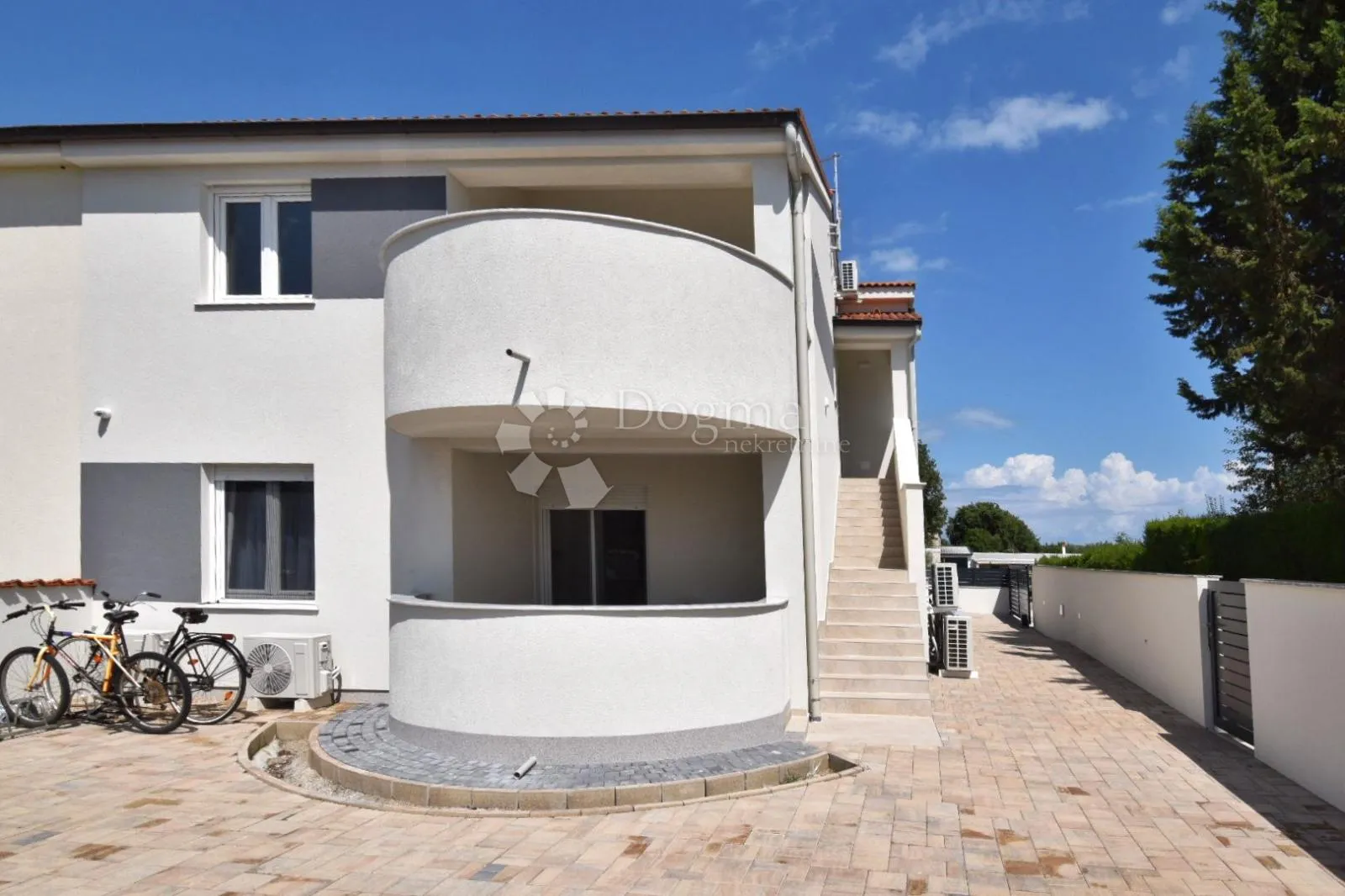 prilika - dva stana + kategorizirani studio apartman! - slika 3