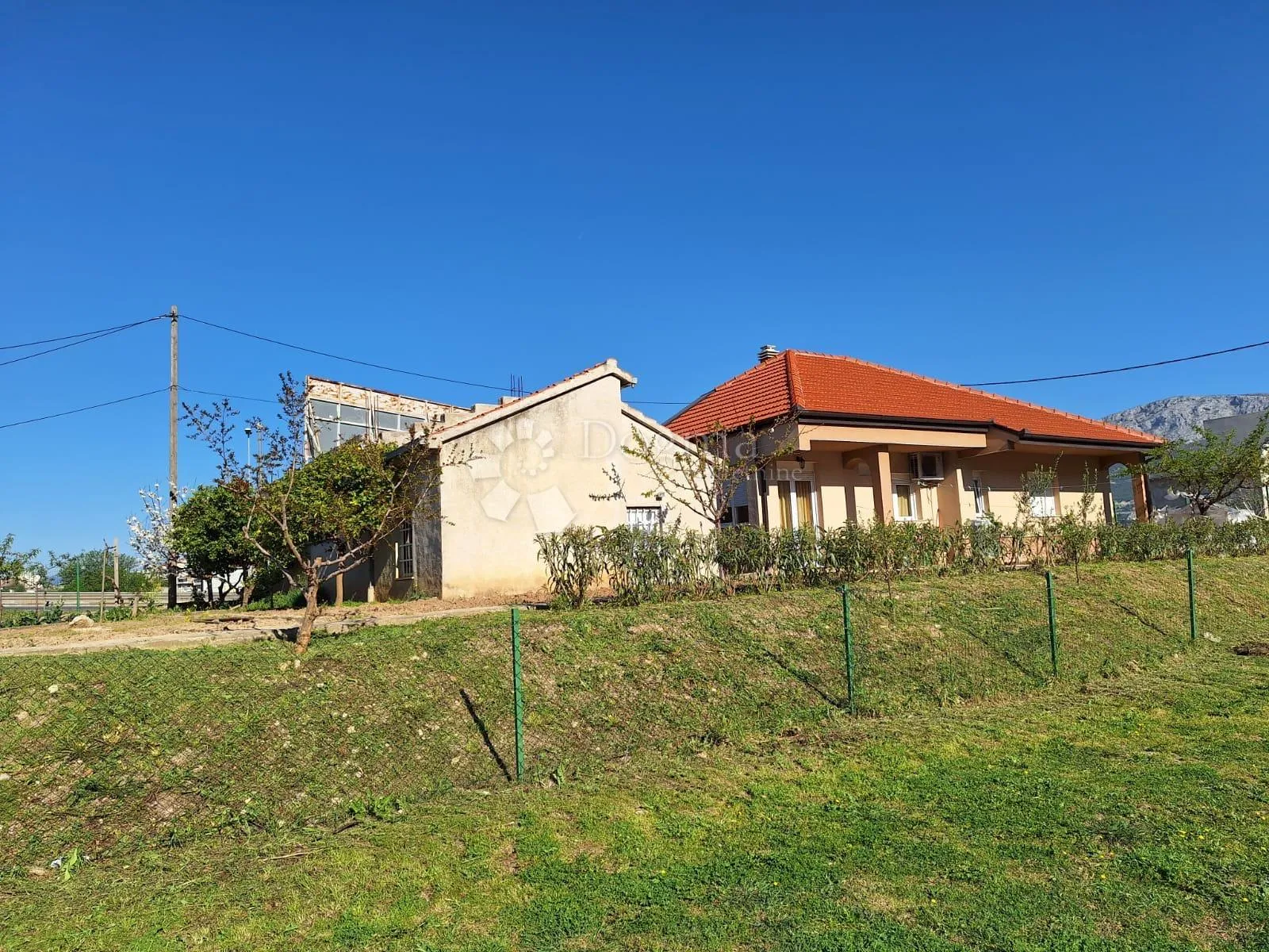 prodaje se samostojeća kuća s okućnicom i poslovnim potencijalom – mejaši, split - slika 3