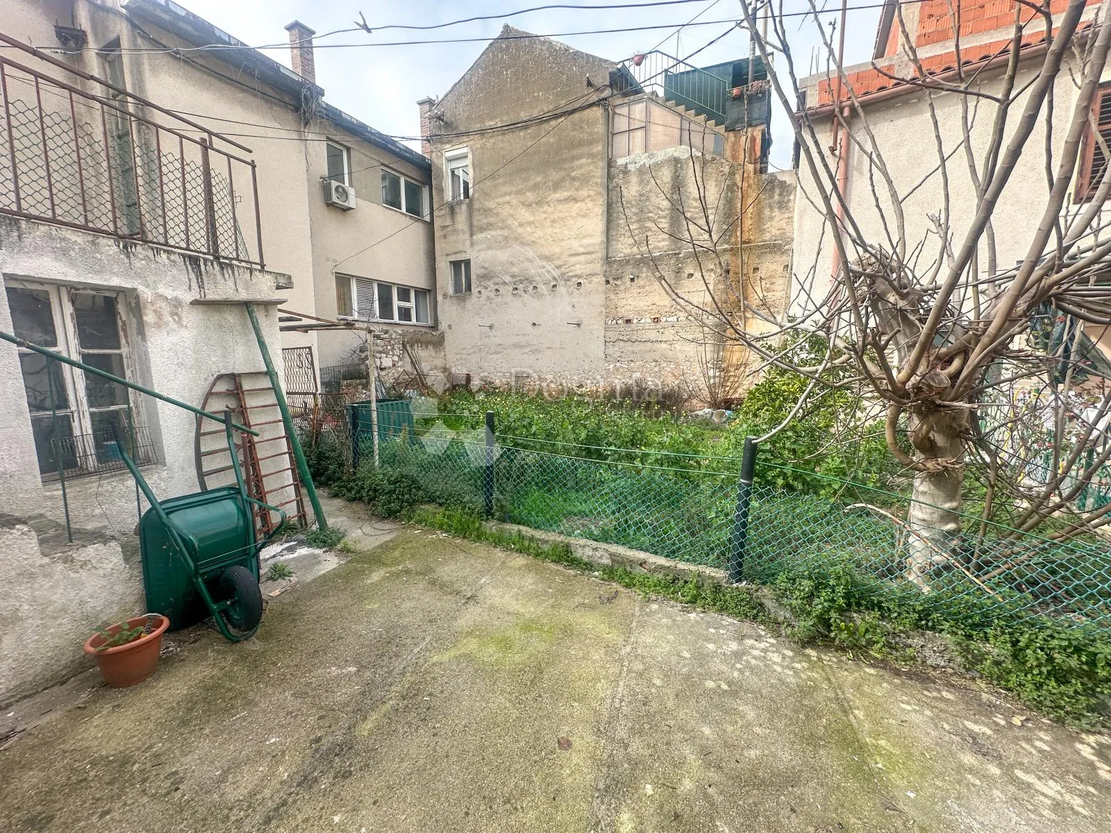 šibenik, vanjski, dva stana s vrtom i terasom u samom cetru - slika 9