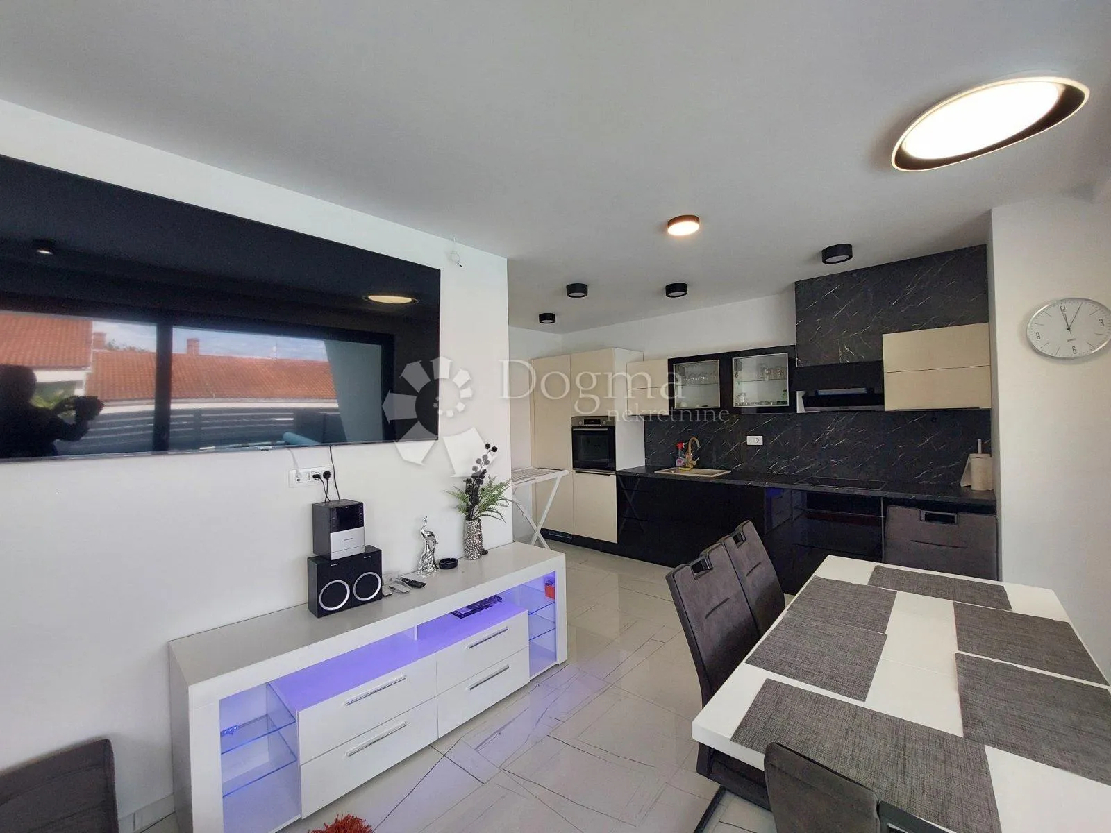 eksluzivan apartman u prizemlju sa bazenom, 70m od mora - slika 10