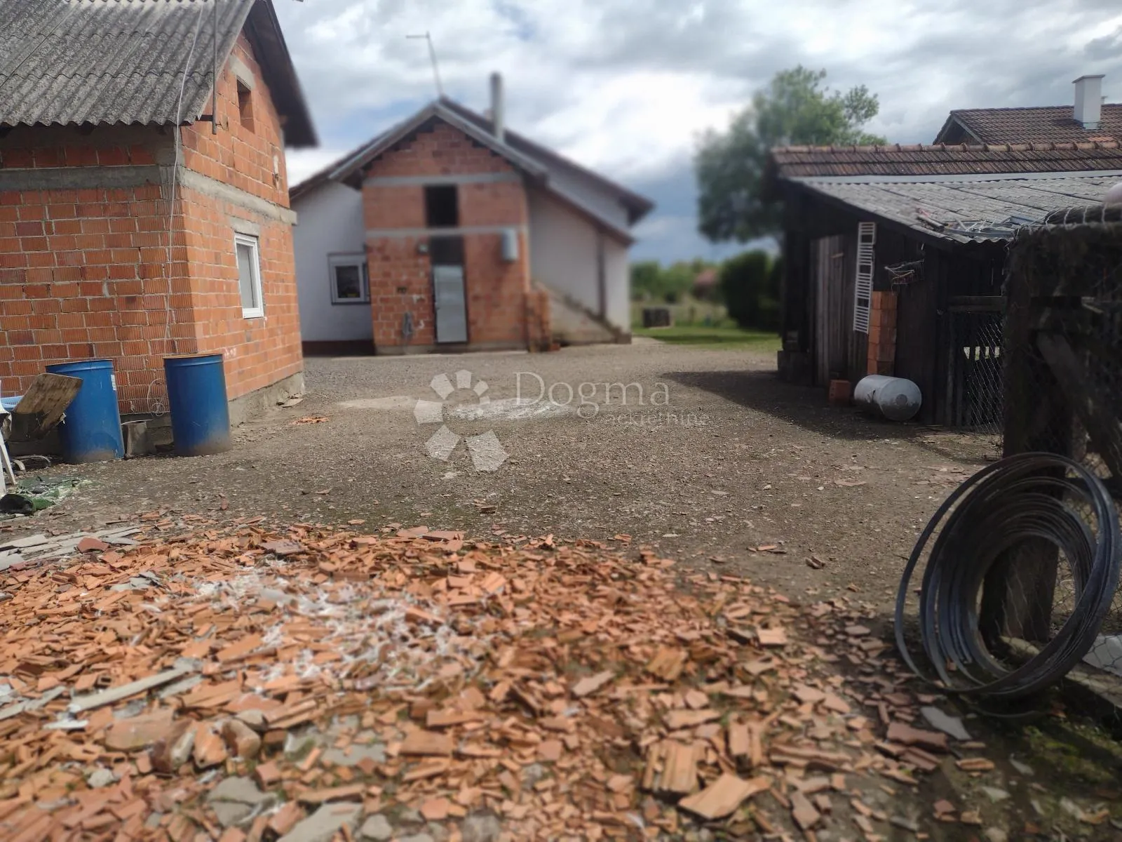 komforna kuća novije gradnje sa imanjem - slika 18