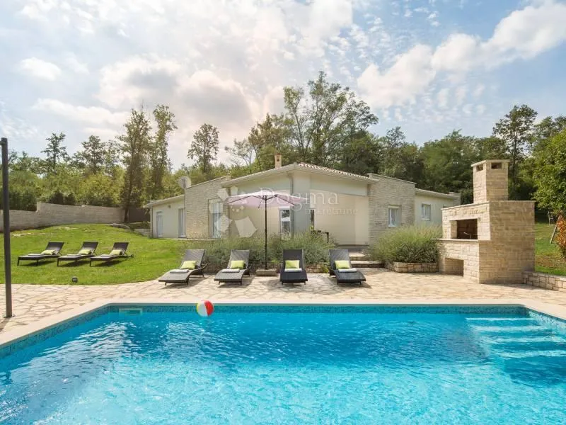 prekrasna villa s bazenom sa prostranom okućnicom od čak 4260m2 - slika 2