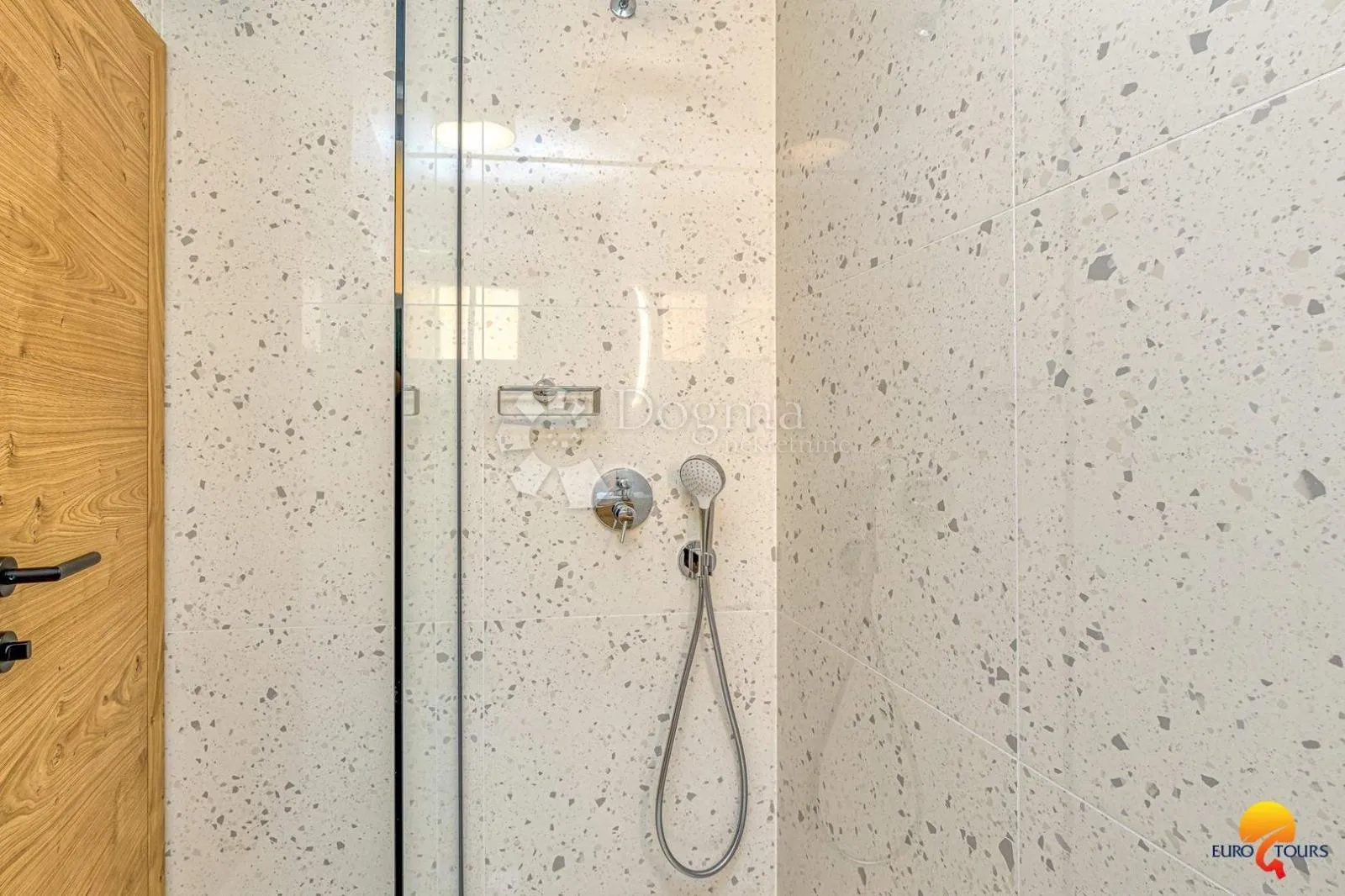 očaravajuća apartmanska kuća u samom centru vrsara - slika 30