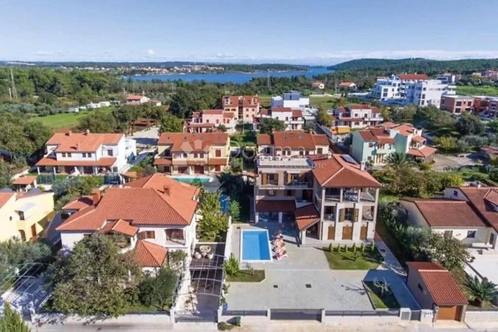 luksuzna kuća sa 4 stana 200 m od mora - slika 39