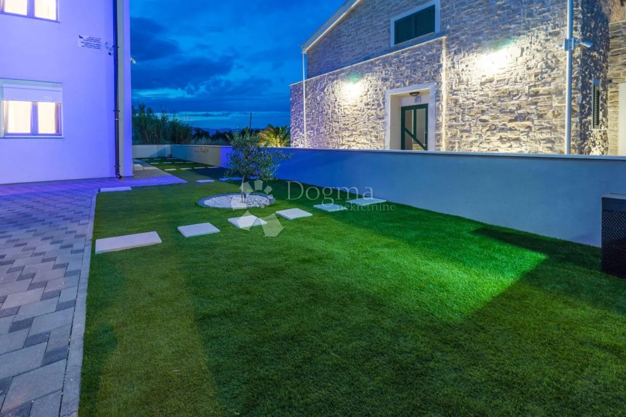 villa 100m od mora - slika 26