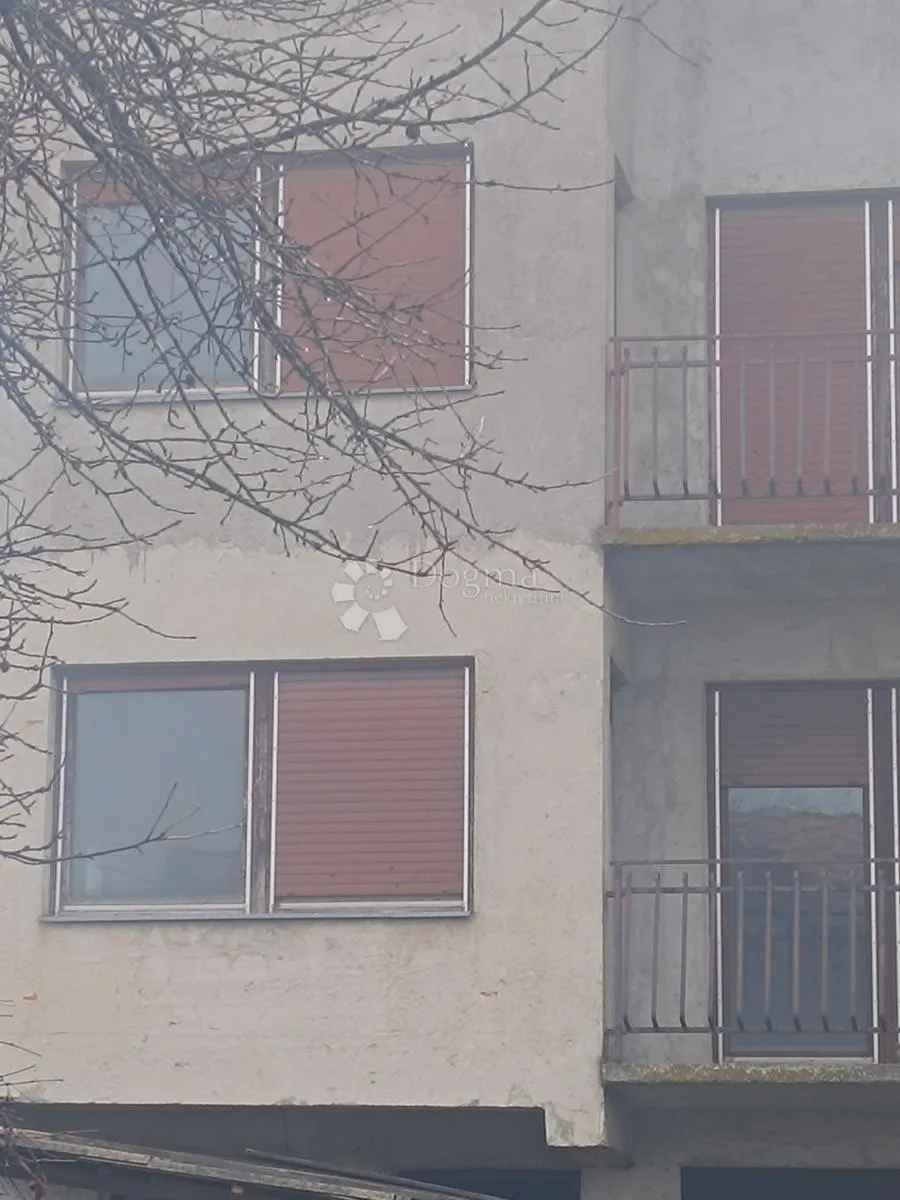 prostrana kuća u glini za adaptaciju - slika 1