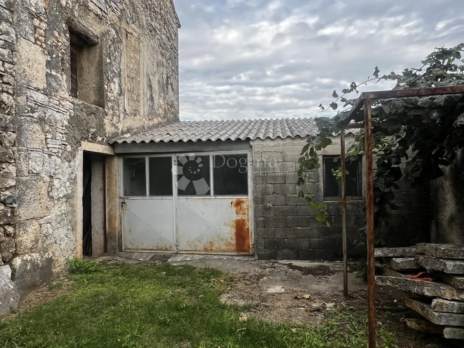 ruševina u nizu sa pogledom - slika 3
