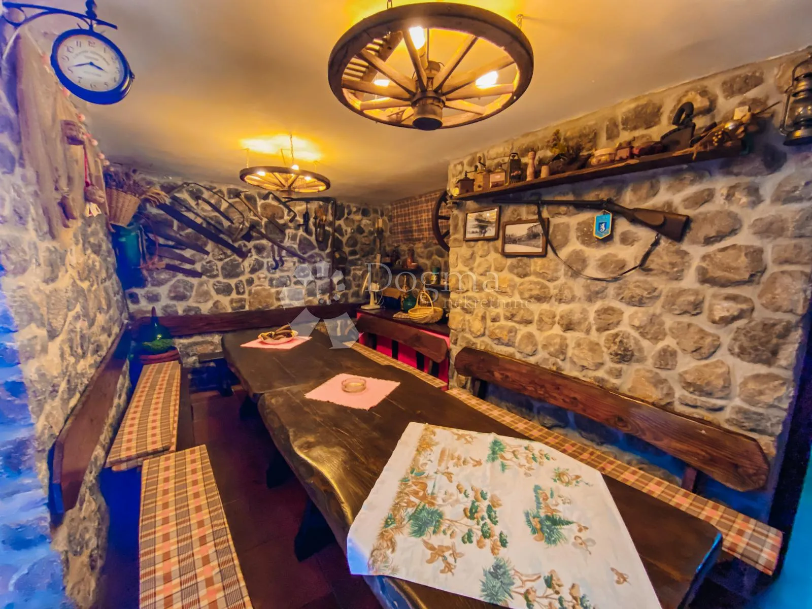 kuća sa 3 apartmana i fenomenalnim pogledom - slika 18
