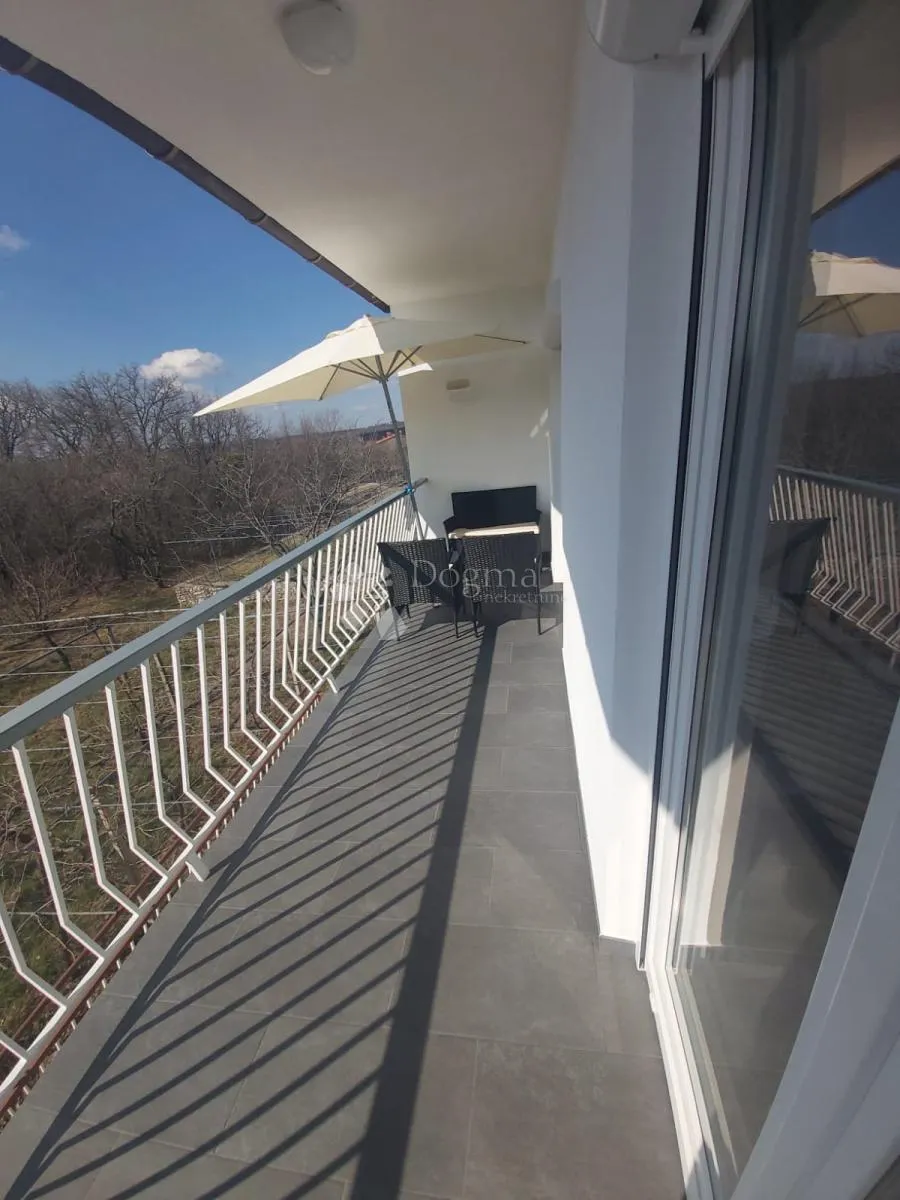 kuća s dva stana i 8300 m² građevinskog zemljišta - slika 6