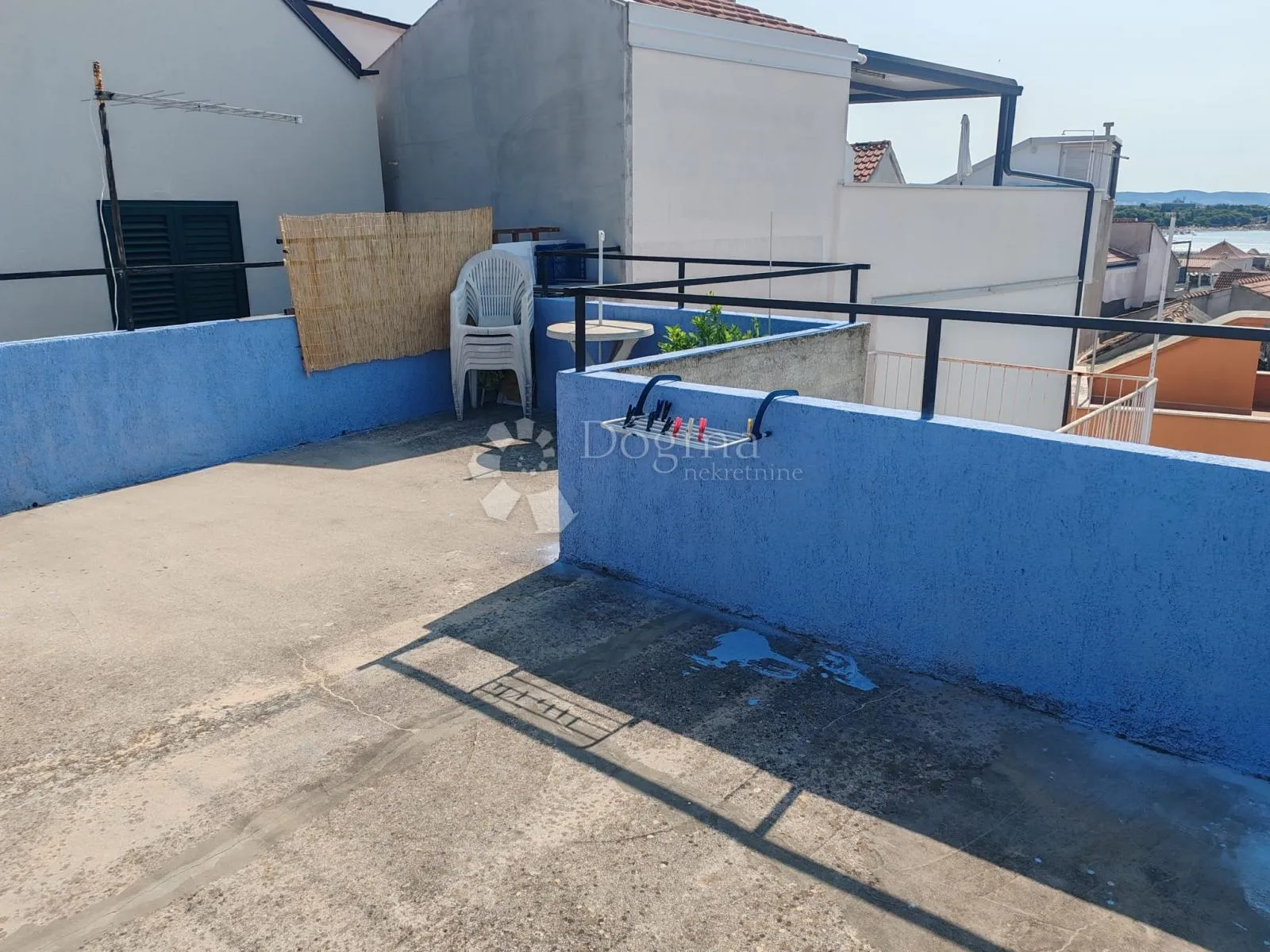 vodice - stan s prostranom terasom koja pruža pogled na more - slika 9