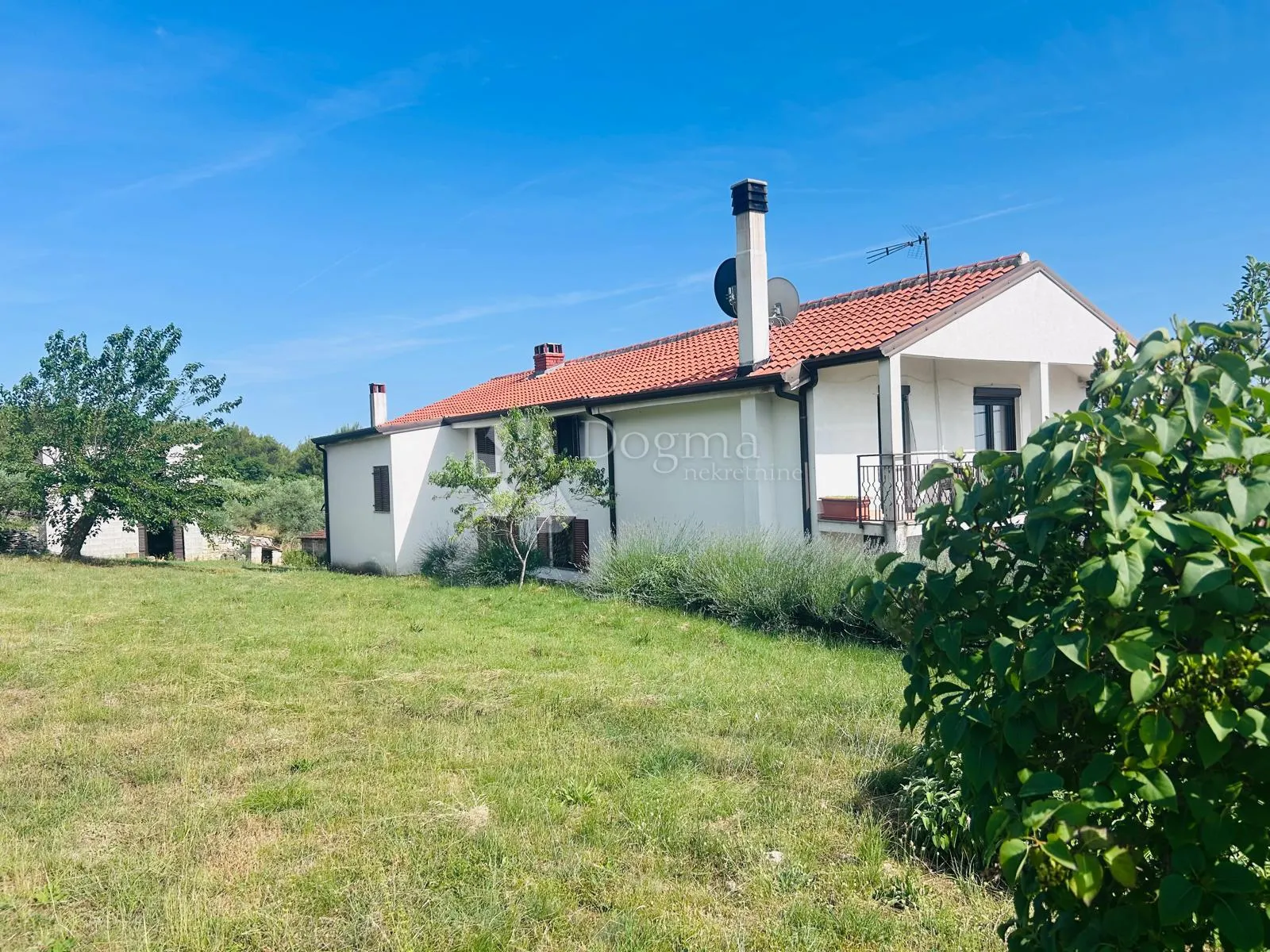 prilika!kuća s dva stana + 8153 okućnice - buje - slika 14