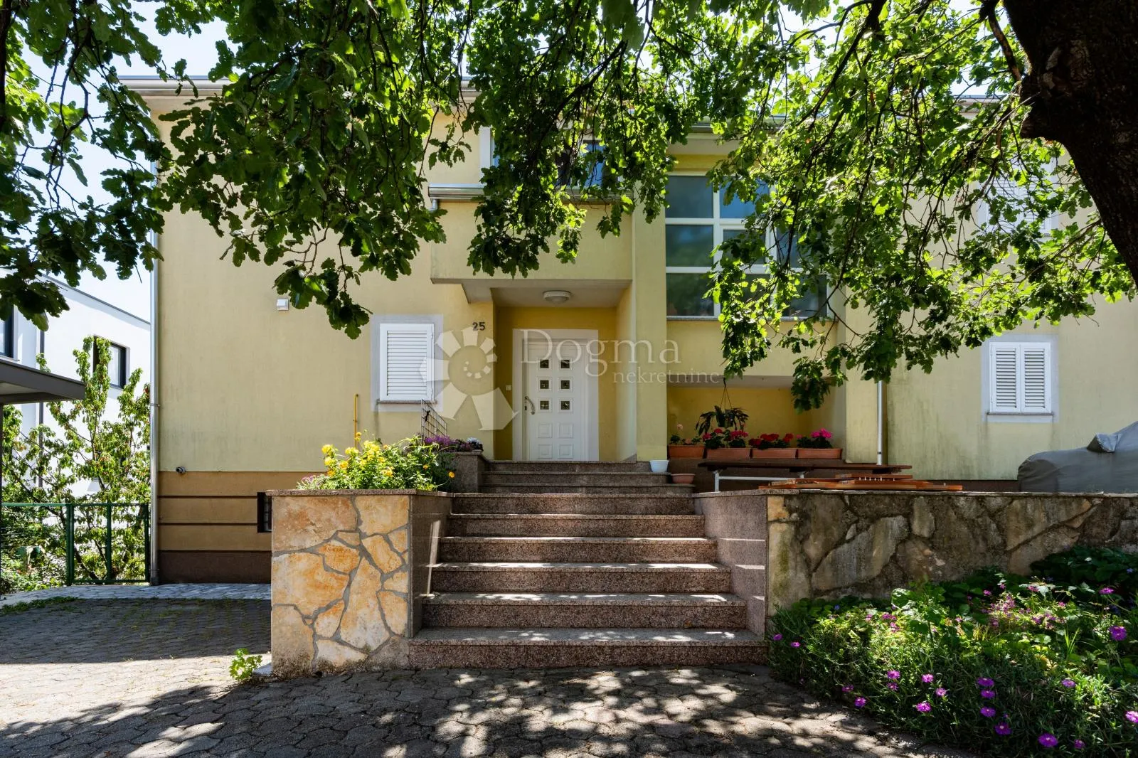 srdoči-240m2 više parkirna mjesta,okućnice 931m2 - slika 11