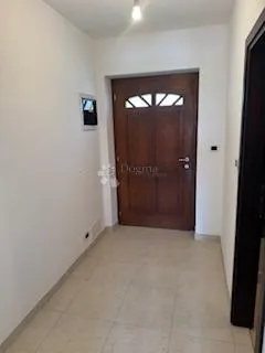 dvoetažna kuća s bazenom i dva parkirna mjesta, kaštel, istra - slika 3