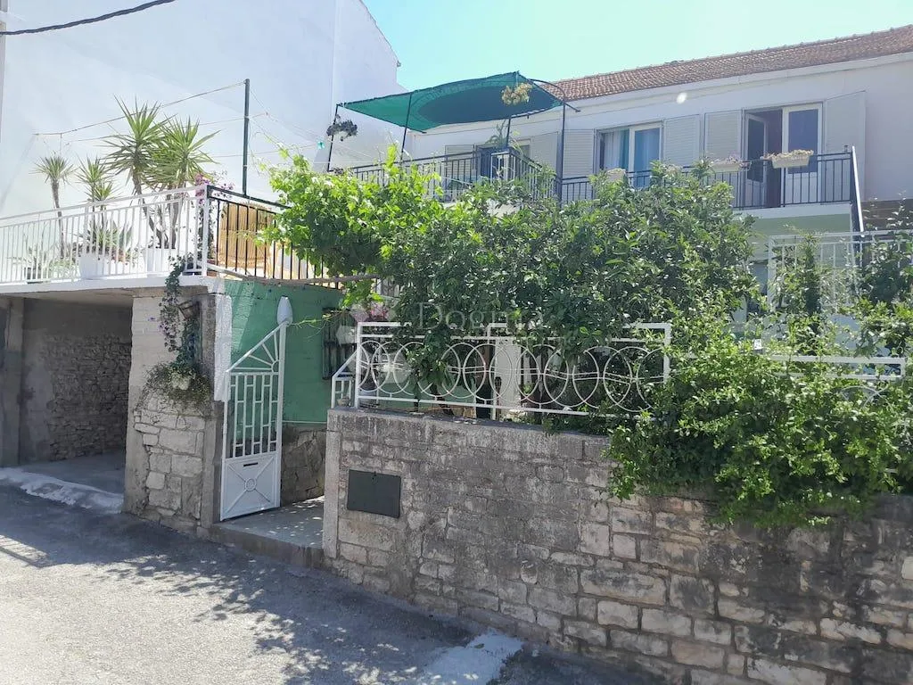 vela luka, korčula - centar kuća s terasom,vrtom i garažom - slika 1