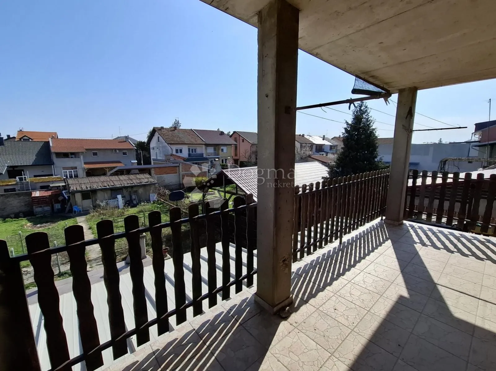 prilika! kuća uz stadion i bazene - slika 10