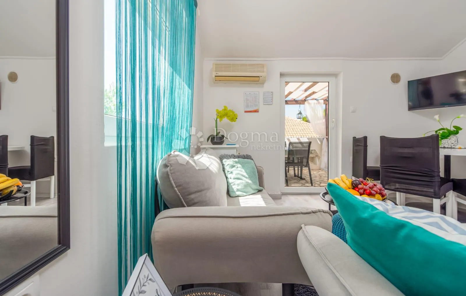 tri apartmana s bazenom - slika 48