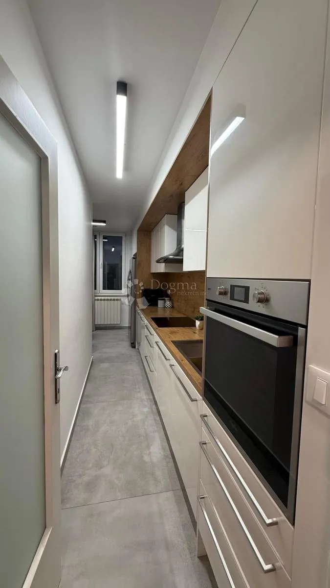 moderan renoviran stan - 5 minuta do mora! - slika 13