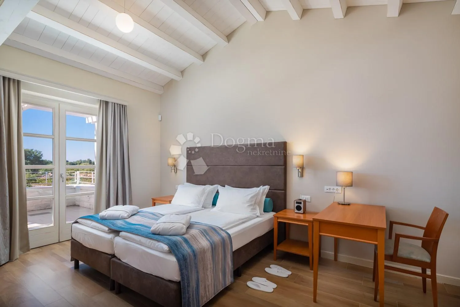 otmjena villa sa bazenom na lijepoj lokaciji - slika 19