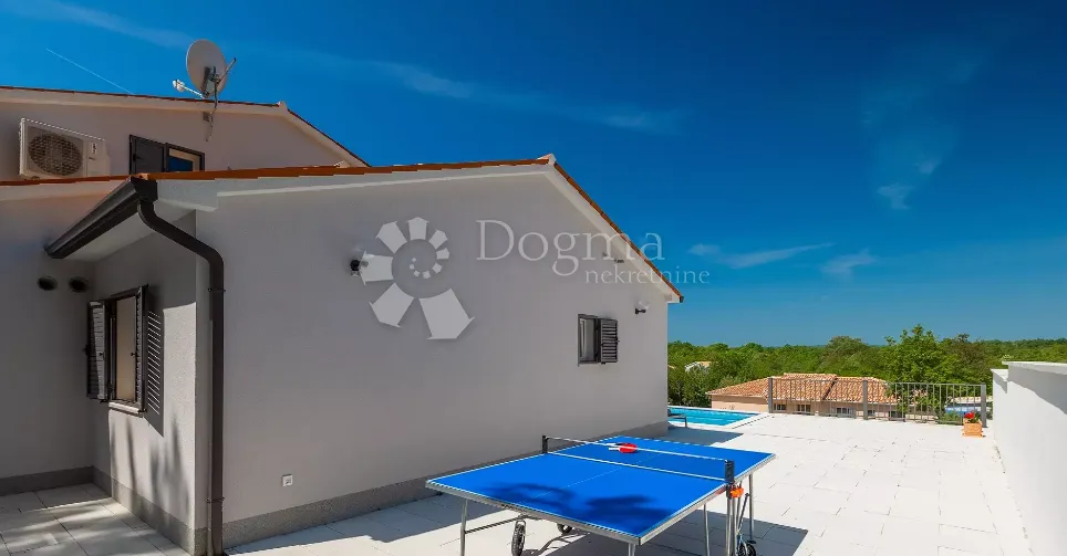 sniženo!!impozantna villa u blizini labina - slika 17