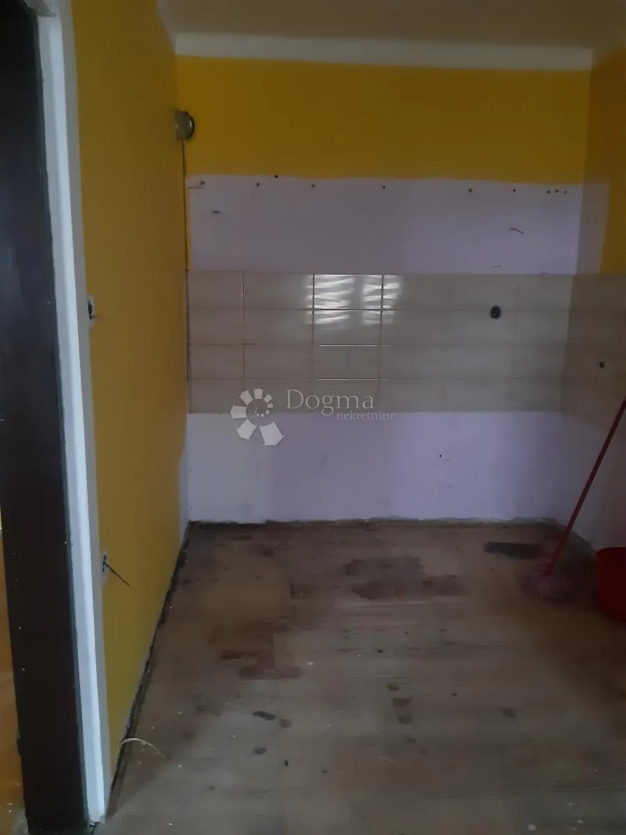 kuća za adaptaciju u drežnici sa 8 stanova - slika 10