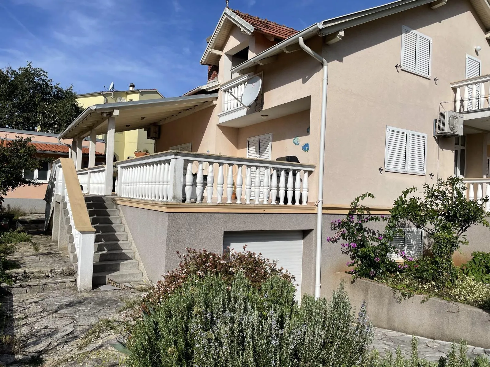vodice – kuća s 3 stana i dodatnim objektom, 500 m od mora - slika 13