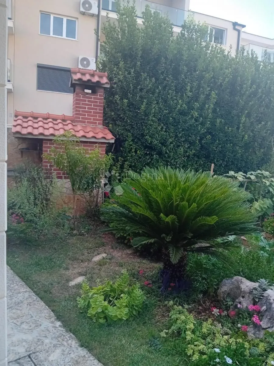 prodaje se – prostrana kuća s apartmanima, pogledom na more i uhodanim turističkim poslom (353 m²) – okrug gornji - slika 7