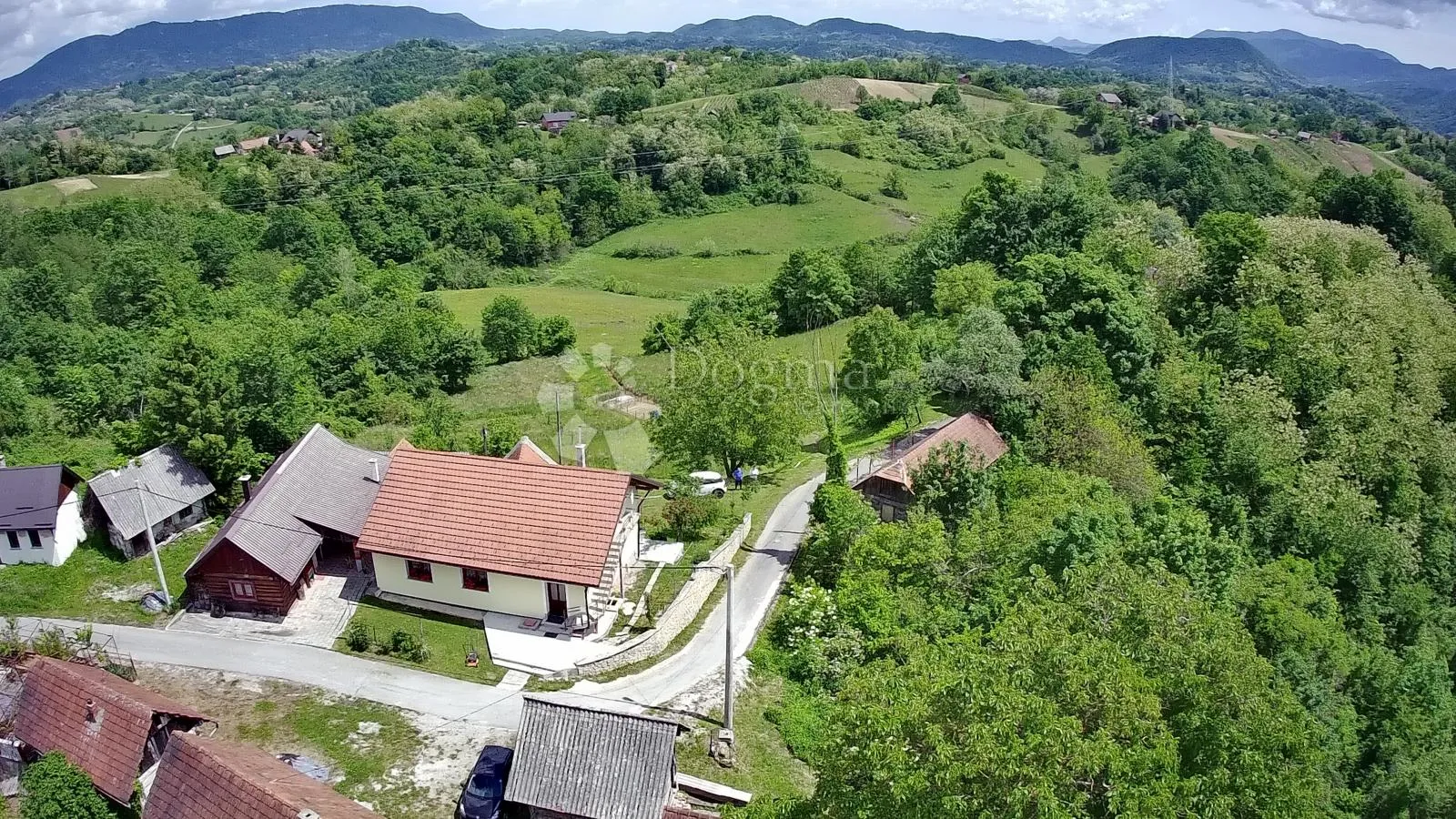 kuća u prirodi s prekrasnim pogledom na ravnu goru i velikom okućnicom - slika 6