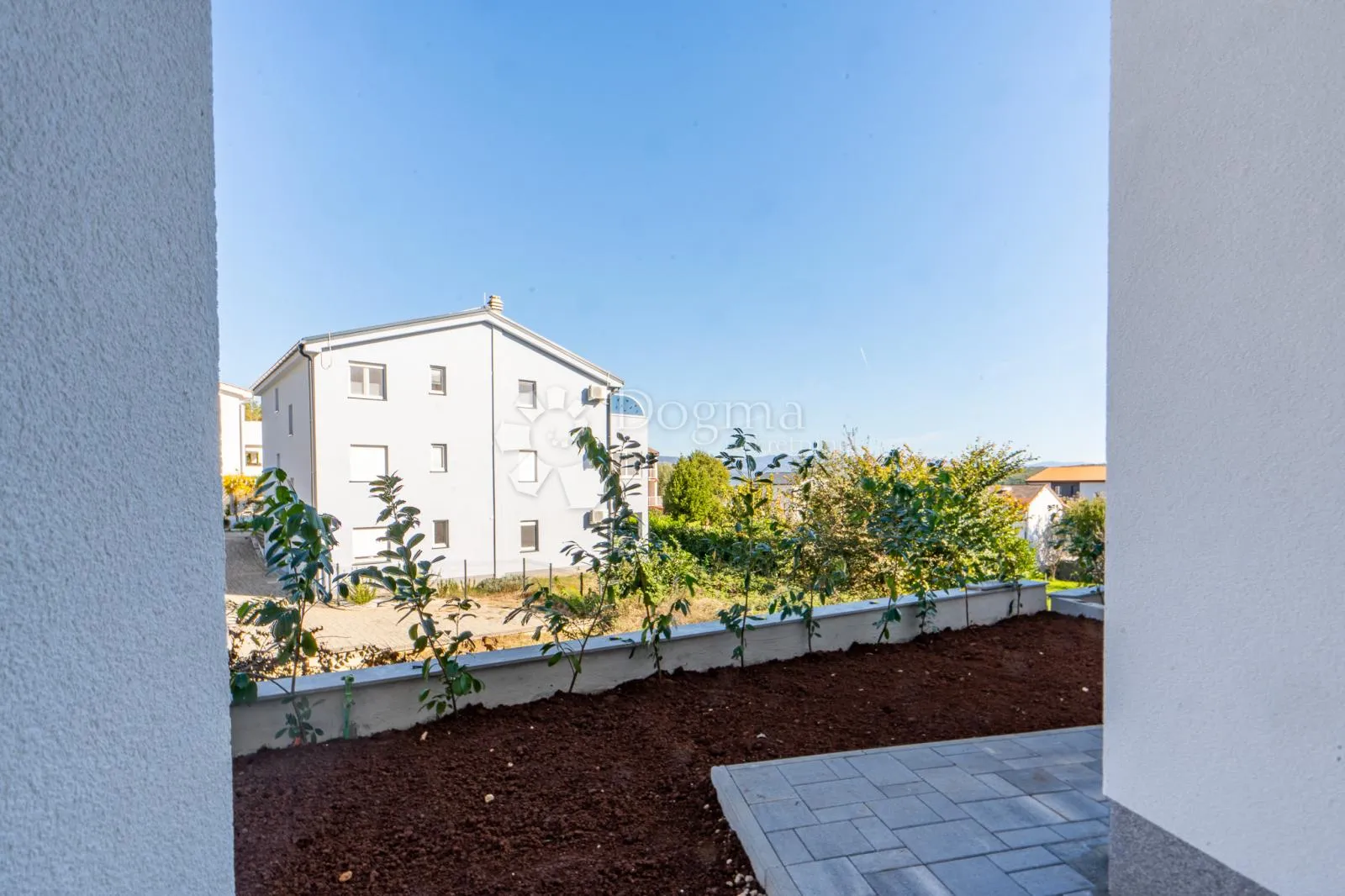 apartman u novogradni - prizemlje s okućnicom - čižići - slika 3
