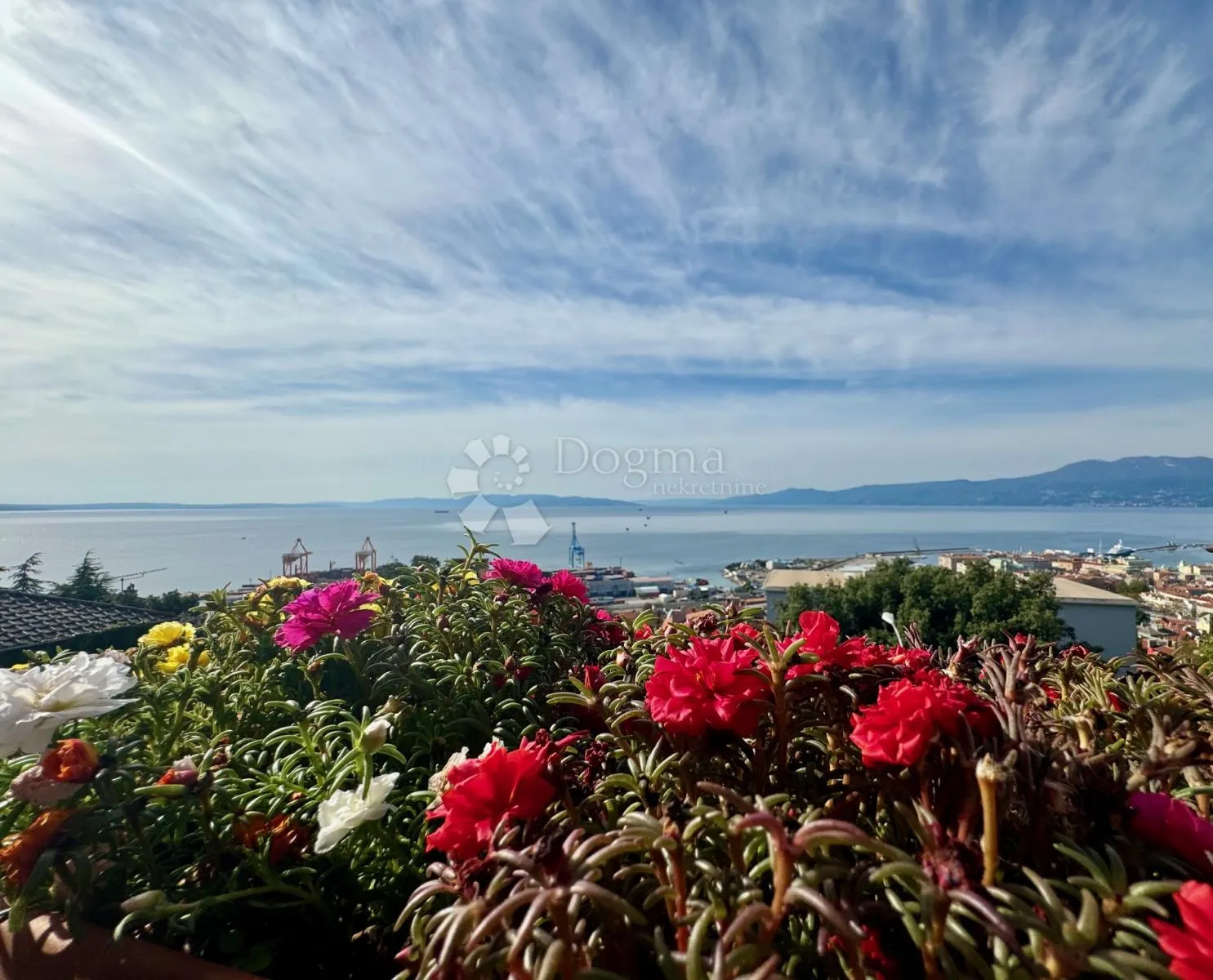 kuća i pogled na kvarner sa vrha trsata - slika 1