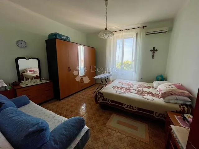 kuća, s restoranom u prizemlju, u centru buja - slika 26