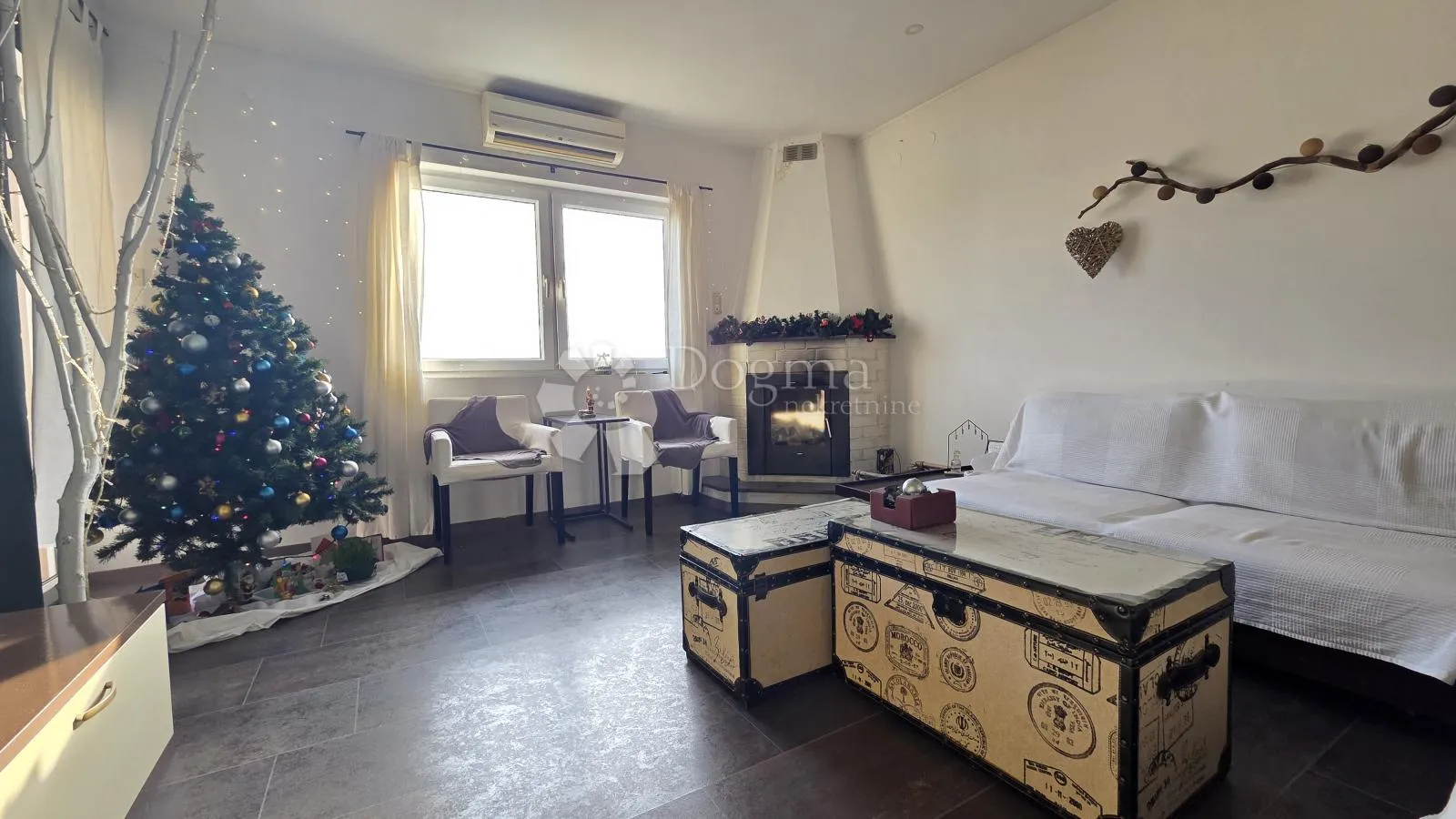 samostojeća kuća sa tri stana, garsonjerom i pogledom - slika 2