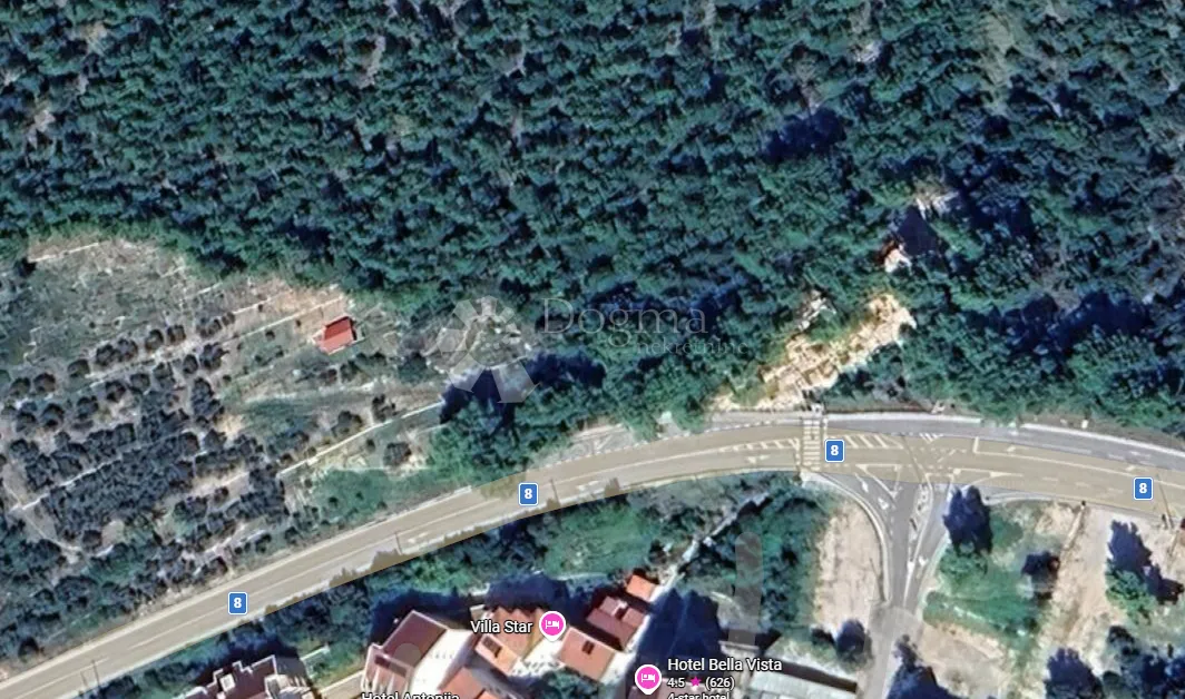 Zemljište uz magistralu s pogledom na more - Drvenik, Gradac