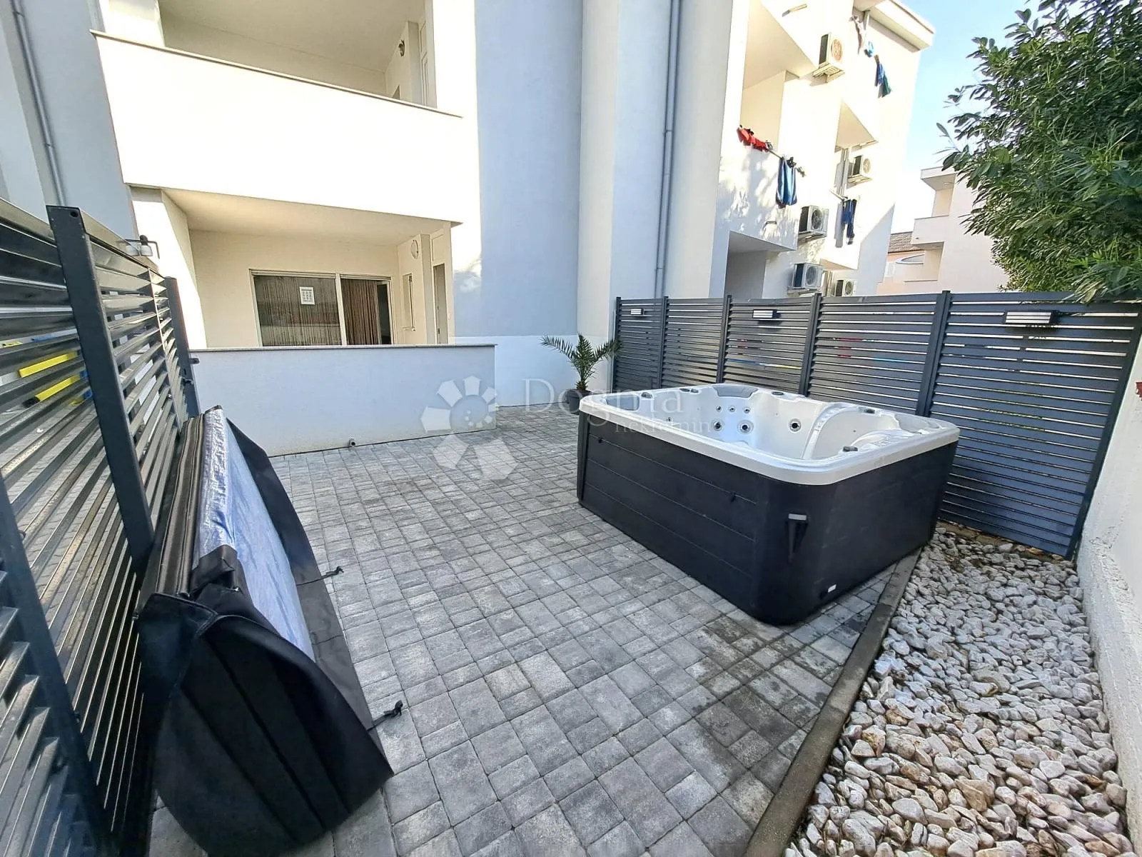 impresivni stan s dvije terase, jacuzzijem i parkirnim mjestom - slika 7