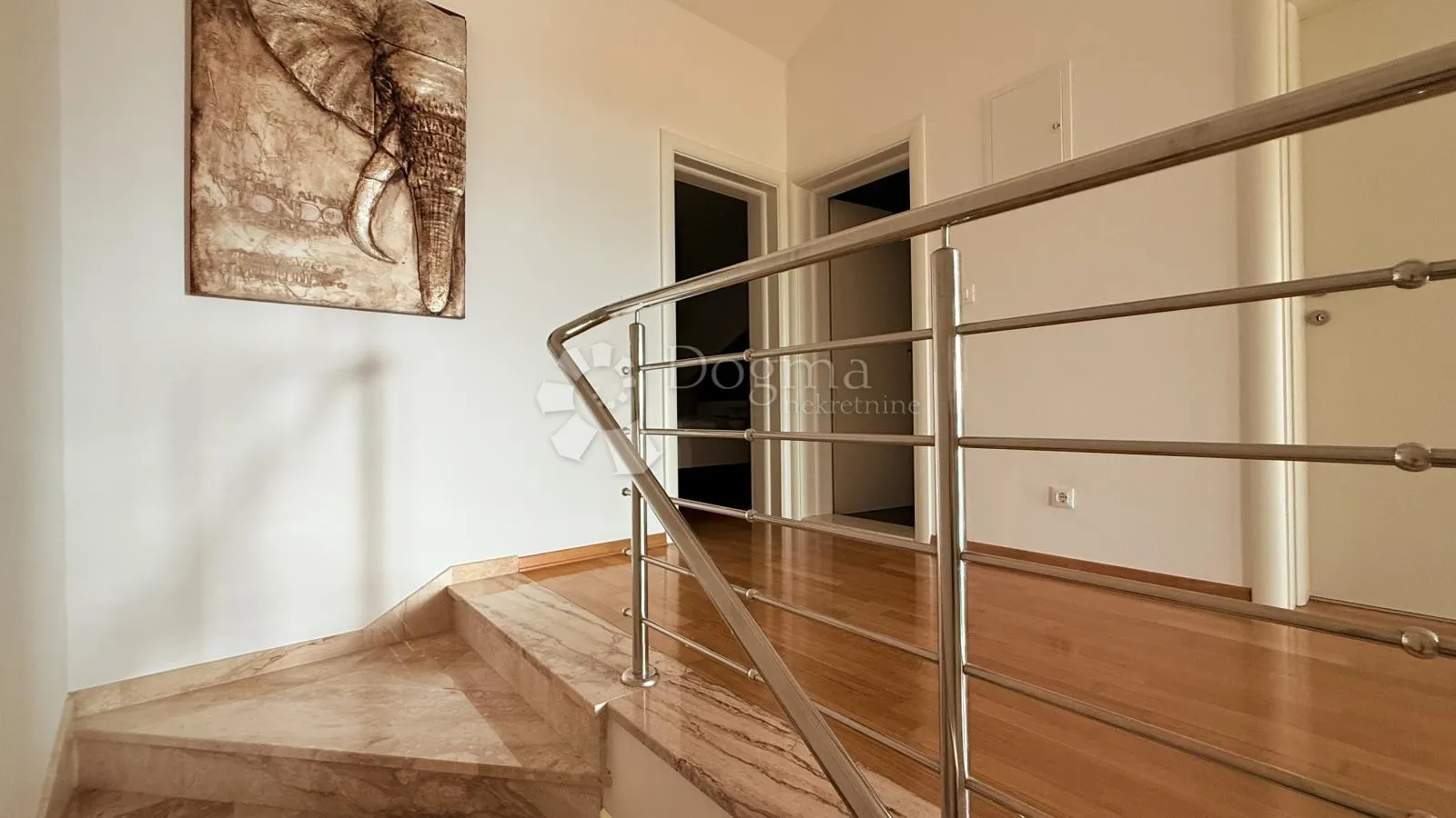 penthouse u baškoj vodi – dvoetažni, kompletno namješten - slika 25
