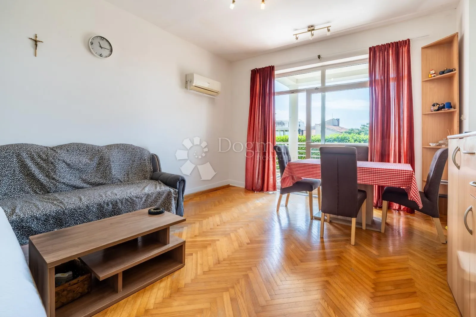 Grad Krk – elegantan apartman s privatnim vrtom, dvije terase i parkirnim mjestom