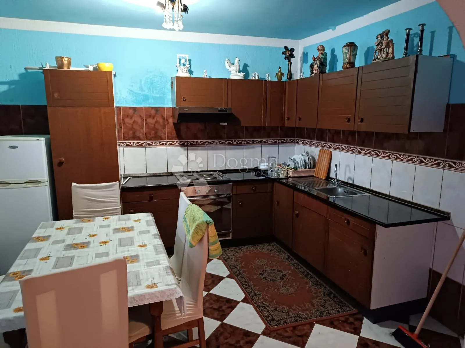 kuća sa radnike ili starački dom - slika 6