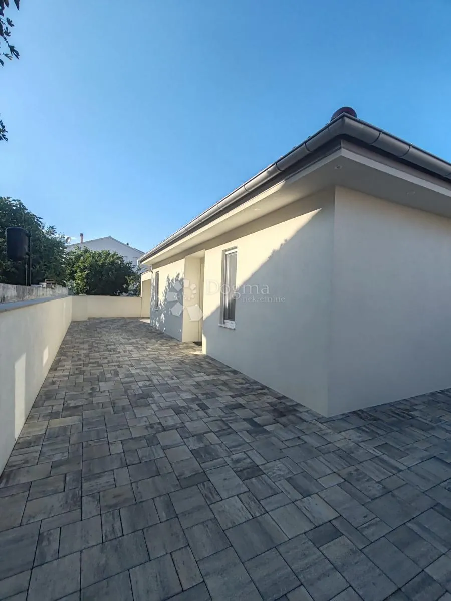 vodice - prekrasna novoizgrađena kuća s garažom i dvorištem - slika 7
