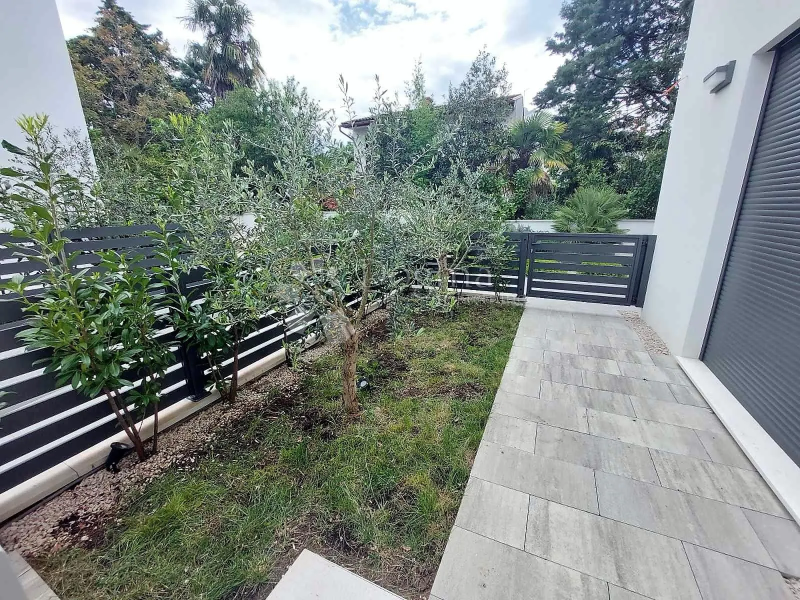 eksluzivan apartman u prizemlju sa bazenom, 70m od mora - slika 18