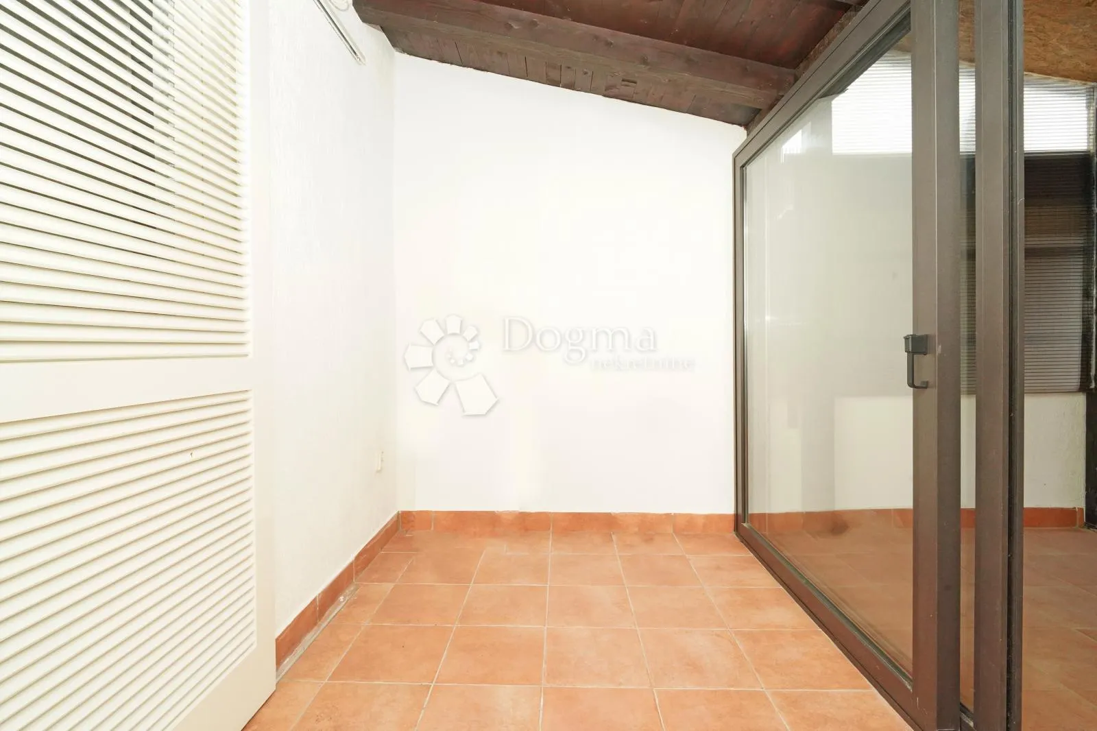 elegantna prizemnica u nizu 82 m²- červar - slika 9