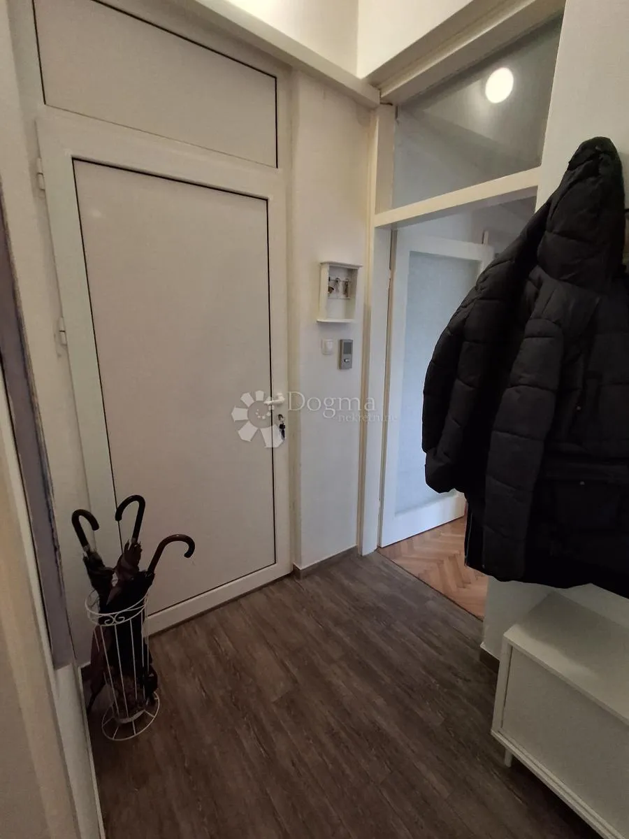 dvosoban stan na odličnoj lokaciji u palitu blizu šarengrada - slika 8